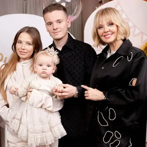 Лиана и Арсений Шульгины с дочерью Селин и Валерия