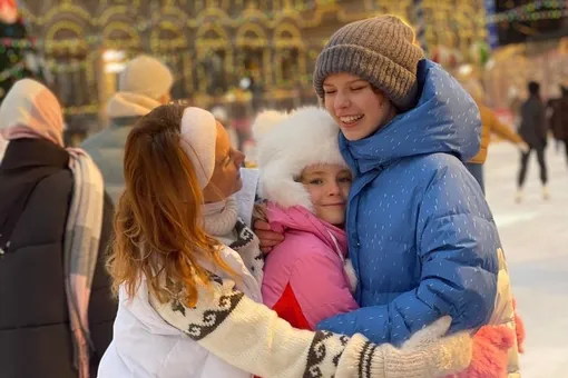 Певица МакSим снялась с обеими дочерьми на ГУМ-катке Певица МакSим снялась с обеими дочерьми на ГУМ-катке