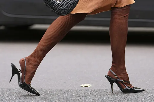 Кстати, да: модные инфлюэнсеры сейчас носят слингбэки с цветными чулками. Бери прием на карандаш!