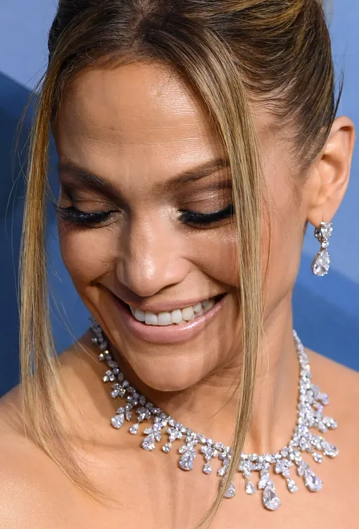 Звезда примерила особые украшения