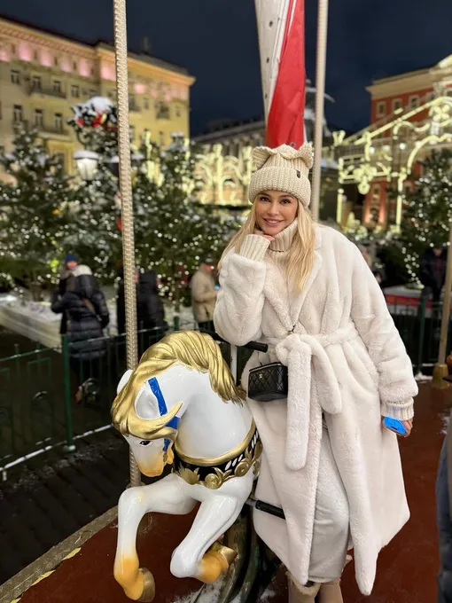 Наталья Рудова прокатилась на карусели на Красной площади