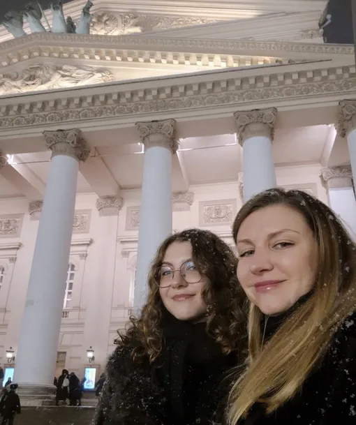 Марина Королёва с дочерью у Большого театра