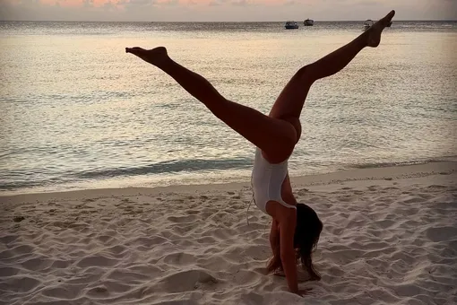 Ирина Дубцова в купальнике сделала стойку на руках при помощи бойфренда на мальдивском пляже Ирина Дубцова в купальнике сделала стойку на руках при помощи бойфренда на мальдивском пляже