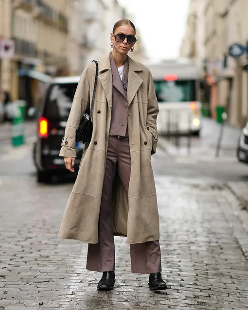 Брючный костюм и классический тренч — модное комбо на осень!