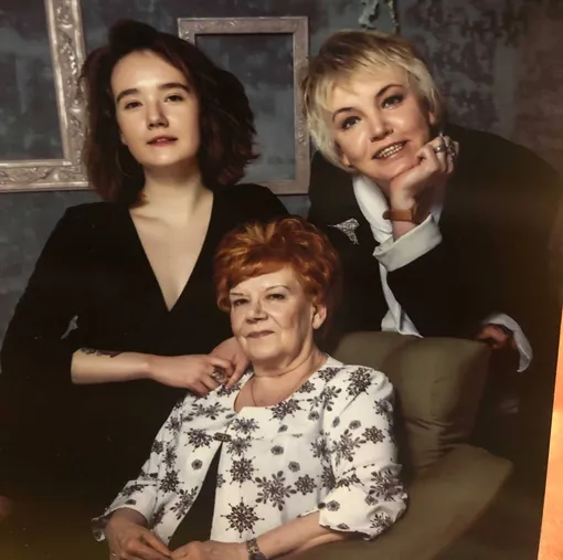 Анастасия Миронова с бабушкой Ниной и мамой Натальей