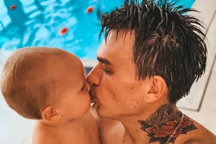 «До невозможности милые»: Влад Топалов растрогал фанатов поцелуем в губы с сыном