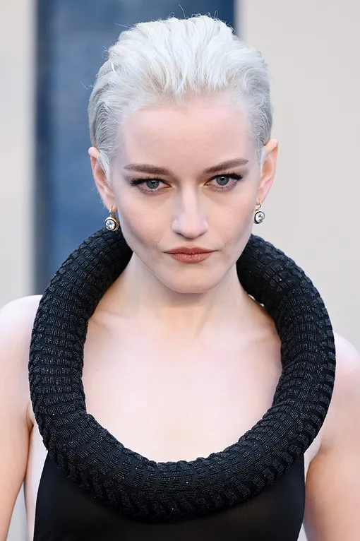 Если ты похожа на Джулию Гарнер, то ее зачесанное каре точно стоит взять на заметку, хотя бы для особенных случаев