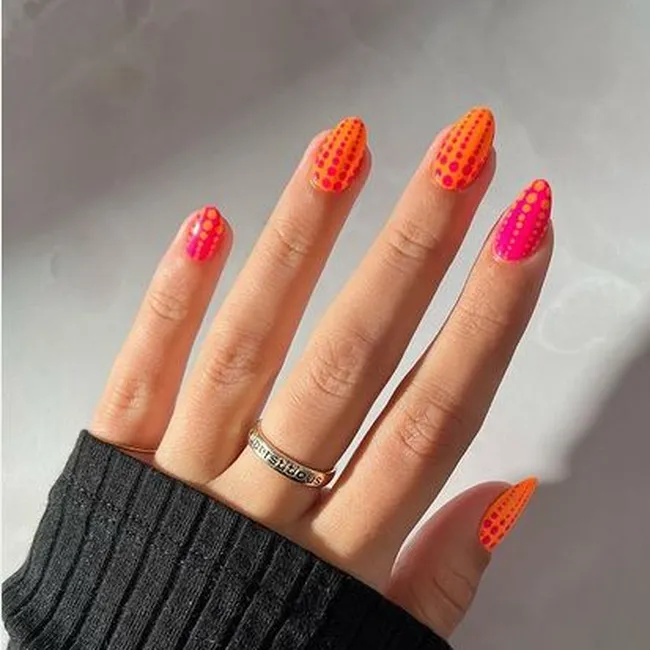 Барби в тропиках: как выглядит модный маникюр в августе-2023