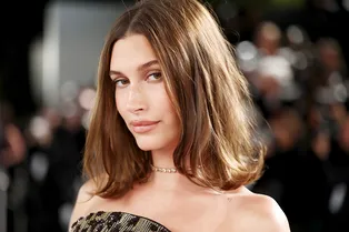 Классика, но еще круче: Хейли Бибер показала самый модный красный оттенок маникюра на весну-2026 Классика, но еще круче: Хейли Бибер показала самый модный красный оттенок маникюра на весну-2026