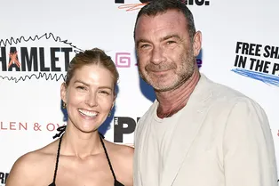 Впервые вышли в свет после рождения дочери: Лив Шрайбер в смокинге и Тейлор Нейсен в черном платье появились на концерте Впервые вышли в свет после рождения дочери: Лив Шрайбер в смокинге и Тейлор Нейсен в черном платье появились на концерте