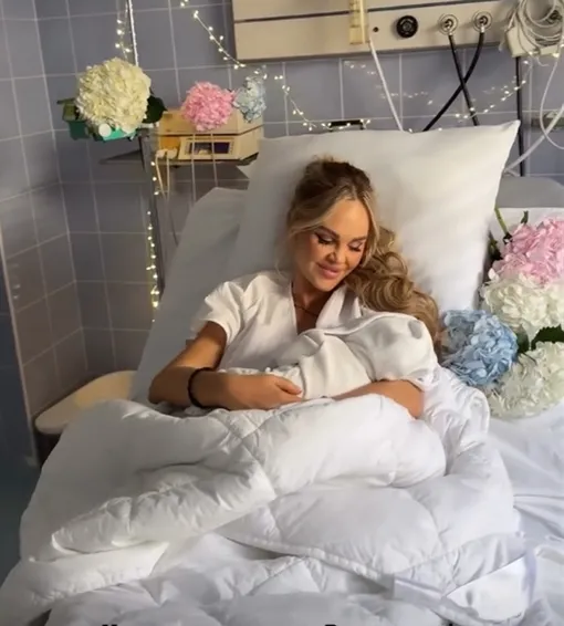 Мария Погребняк с сыном в роддоме