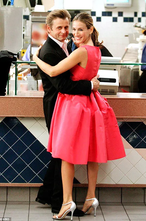 Розовое платье, которое для героини Сары Джессики Паркер прислал в подарок Оскар де ла Рента, вызвало настоящий обморок — так оно было прекрасно. Звезды в розовых платьях