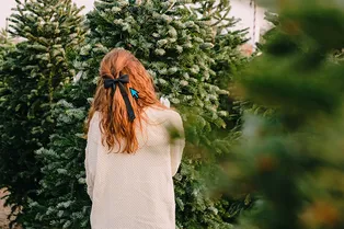 Ставим точку: 6 стильных аксессуаров, которые украсят прическу на Новый год