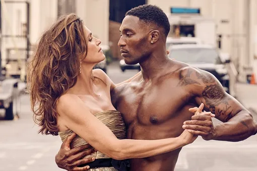 Синди Кроуфорд в платье с открытыми плечами сняли с полуголым мужчиной на улице Синди Кроуфорд в платье с открытыми плечами сняли с полуголым мужчиной на улице