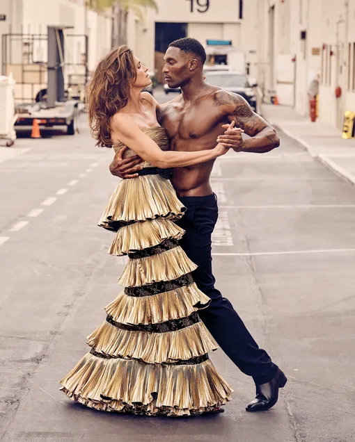 Синди Кроуфорд станцевала с полуобнаженным мужчиной Синди Кроуфорд станцевала с полуобнаженным мужчиной