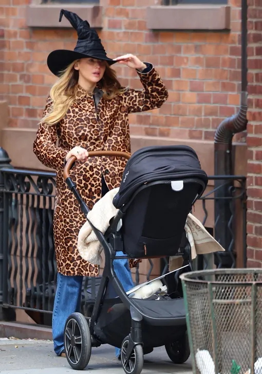 Дженнифер Лоуренс на прогулке со вторым ребенком Дженнифер Лоуренс на прогулке со вторым ребенком
