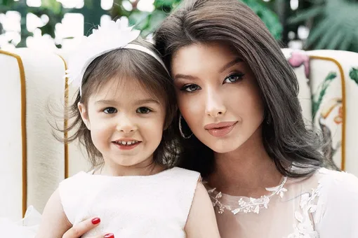 Избитая напавшим с топором экс-министром Михаилом Хубутия модель Юлия Ван потребовала с него алименты Избитая напавшим с топором экс-министром Михаилом Хубутия модель Юлия Ван потребовала с него алименты