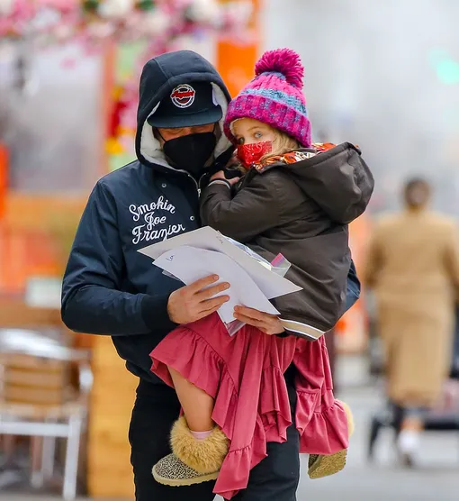 Лея любит кататься на руках у папы