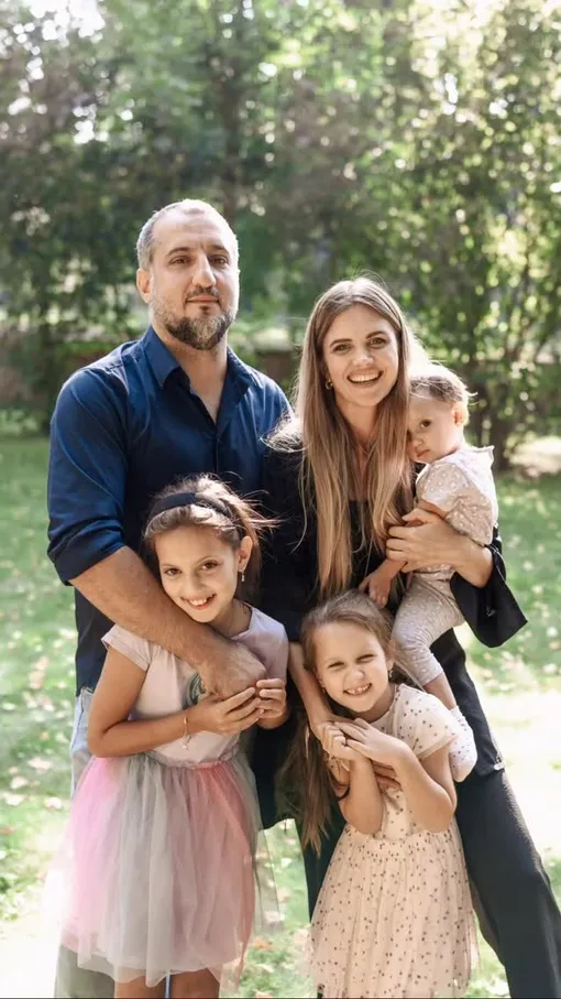 Арарат Кещян с женой Екатериной Шепетой и дочерьми