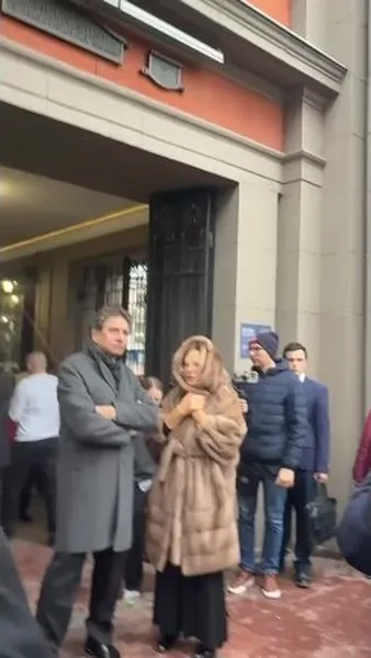 Нажми и смотри