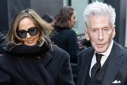 Кельвин Кляйн вместе с бывшей женой младше него на 14 лет появился на своем показе на Неделе моды в Нью-Йорке Кельвин Кляйн вместе с бывшей женой младше него на 14 лет появился на своем показе на Неделе моды в Нью-Йорке