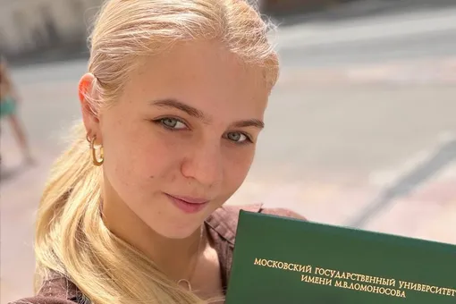 Будущий журналист: Александра Трусова получила зеленый диплом МГУ Будущий журналист: Александра Трусова получила зеленый диплом МГУ