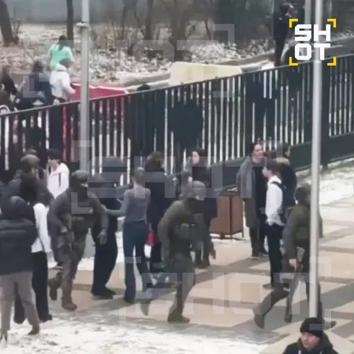 Многие ученики без верхней одежды выбежали из Успенской школы