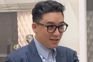 Скандальный айдол k-pop Сынри попал на видео в компании трех молодых женщин Скандальный айдол k-pop Сынри попал на видео в компании трех молодых женщин