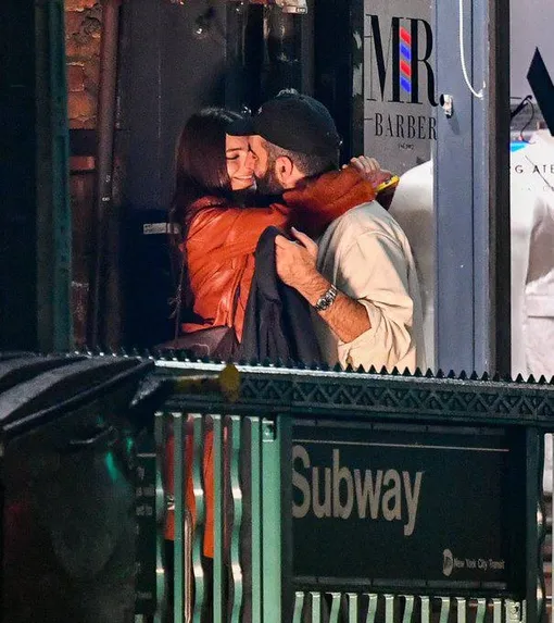 Ромен Гаврас поцеловал Эмили Ратаковски на глазах у публики Ромен Гаврас поцеловал Эмили Ратаковски на глазах у публики