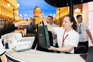 Monte Carlo и Фонд Росконгресс представили лимитированную коллекцию поло на ПМЭФ-2026