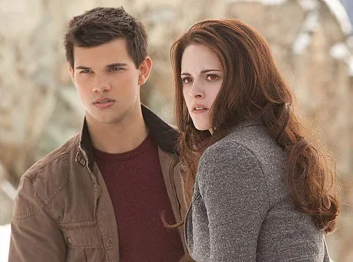 Кристен Стюарт в роли Беллы Свон в саге «Сумерки» Кристен Стюарт в роли Беллы Свон в саге «Сумерки»