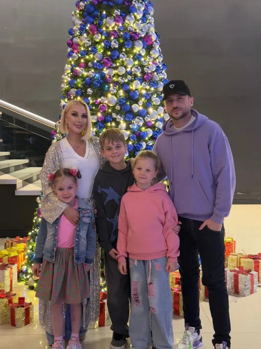 Лера Кудрявцева и Сергей Лазарев с детьми