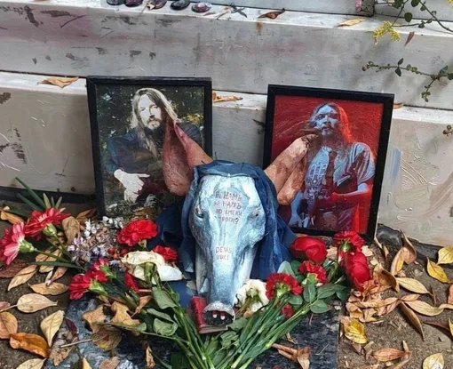 Памятник на могиле Егора Летова осквернили Памятник на могиле Егора Летова осквернили