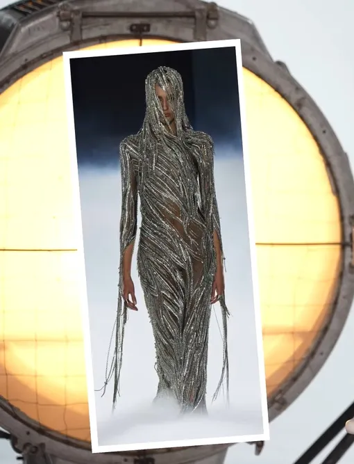 Платье Alexander McQueen на модели