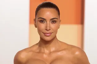 Ким Кардашьян засветила полуобнаженную грудь в кожаном платье с провокационным декольте Ким Кардашьян засветила полуобнаженную грудь в кожаном платье с провокационным декольте