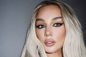 Анна Седокова показала фигуру в нескромном бикини неонового цвета на пляже в США Анна Седокова показала фигуру в нескромном бикини неонового цвета на пляже в США