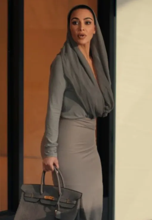 Ким Кардашьян с брендовой сумкой