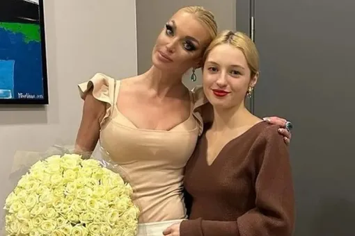 «Какую бы фамилию ни носила, она останется моей дочерью»: Анастасия Волочкова показала видео с Ариадной и отцом «Какую бы фамилию ни носила, она останется моей дочерью»: Анастасия Волочкова показала видео с Ариадной и отцом
