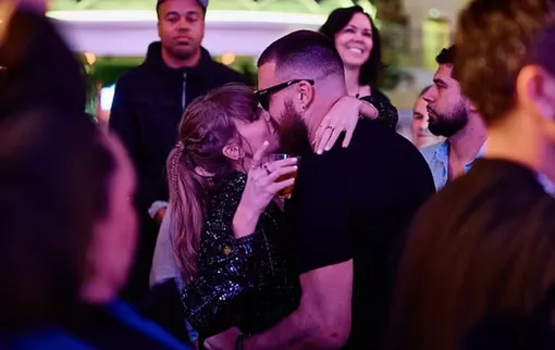 Тейлор Свифт и Трэвис Келси не скрывали чувств друг к другу Тейлор Свифт и Трэвис Келси не скрывали чувств друг к другу