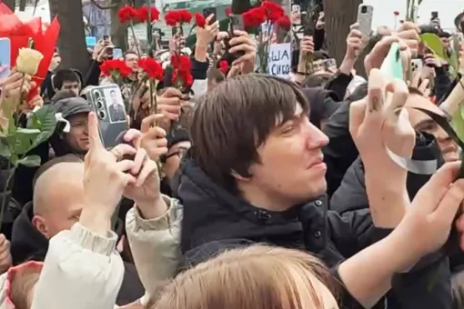 Давка у входа в храм, школьники лезут через забор: в Москве прощаются с Пашей Техником