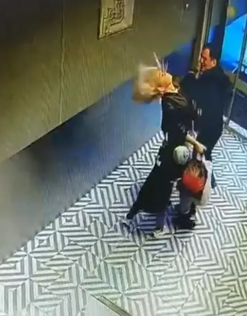Мужчина нанес жительнице Подмосковья удар по лицу Мужчина нанес жительнице Подмосковья удар по лицу