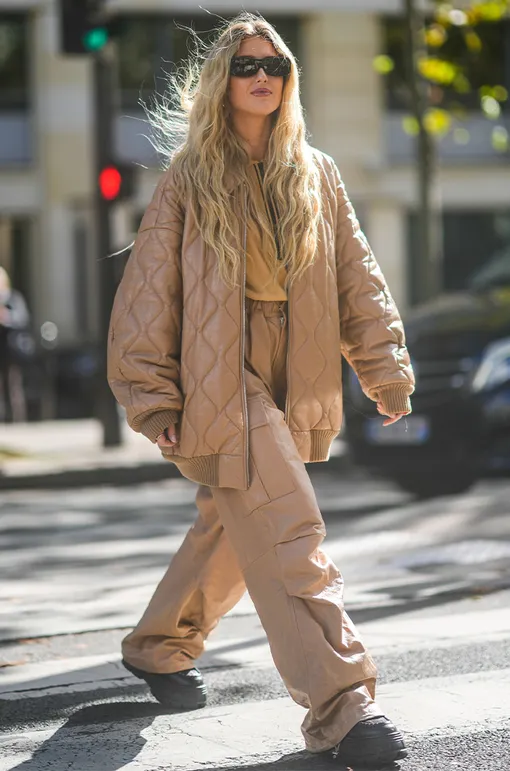 Женская осенняря куртка в стежку — отличное дополнение к монохромному луку.