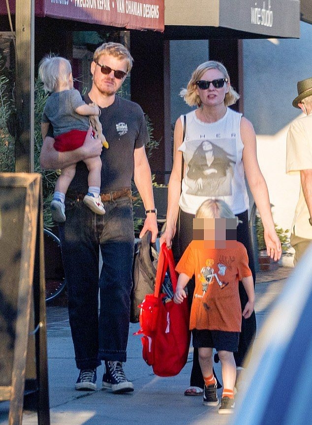 Нақты өмірде жақыннан жыныстық қатынасты кім көрді? Жалаңаш сұлу аяқтарын жайып жатыр