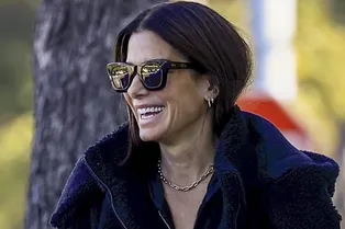 Впервые улыбается после смерти бойфренда: Сандру Буллок после посещения салона красоты сняли папарацци