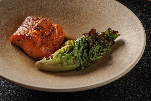 Форель на березовом полене с кокосово-перечным соусом. Форель на березовом полене с кокосово-перечным соусом.