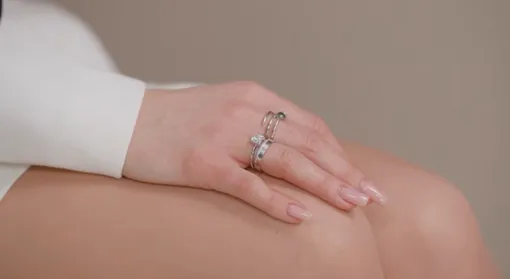 Карина Кросс показала помолвочное и обручальное кольца