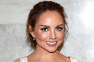 «Новенькая чешуя»: похудевшая МакSим показала стройную фигуру в сияющем платье с обнаженными плечами