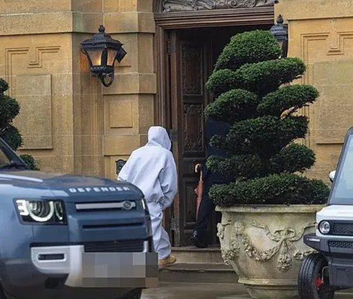 Льюис Хэмилтон у отеля Estelle Manor