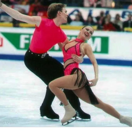 Анна Семенович со своим партнером на льду Анна Семенович со своим партнером на льду
