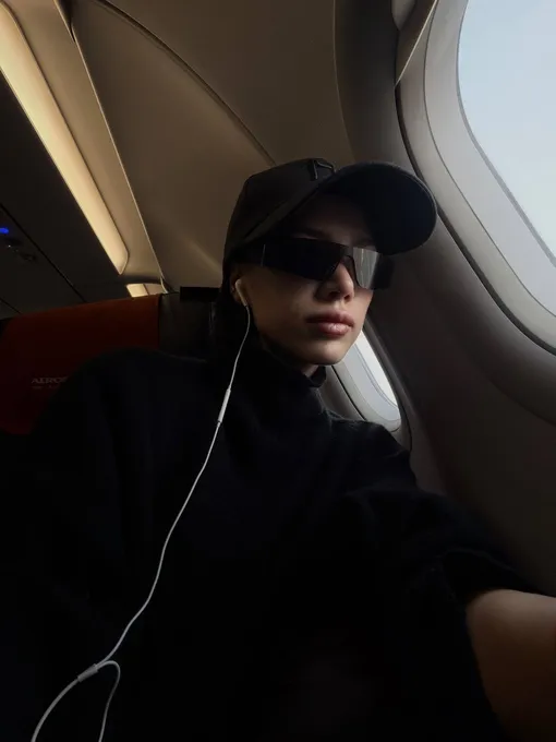 Алина Загитова в самолете